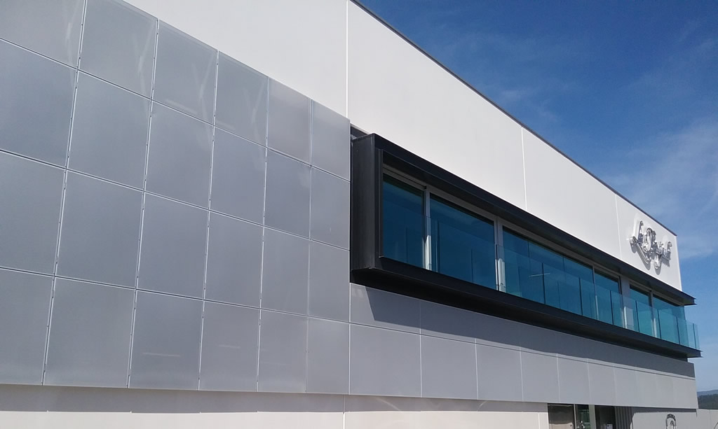 Imagen general del edificio con aluminio perforado en la fábrica Conservas La Brújula