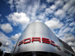 Imagen de las instalaciones de Porsche en Perillo (A Coruña) con composite LEMA STACBOND