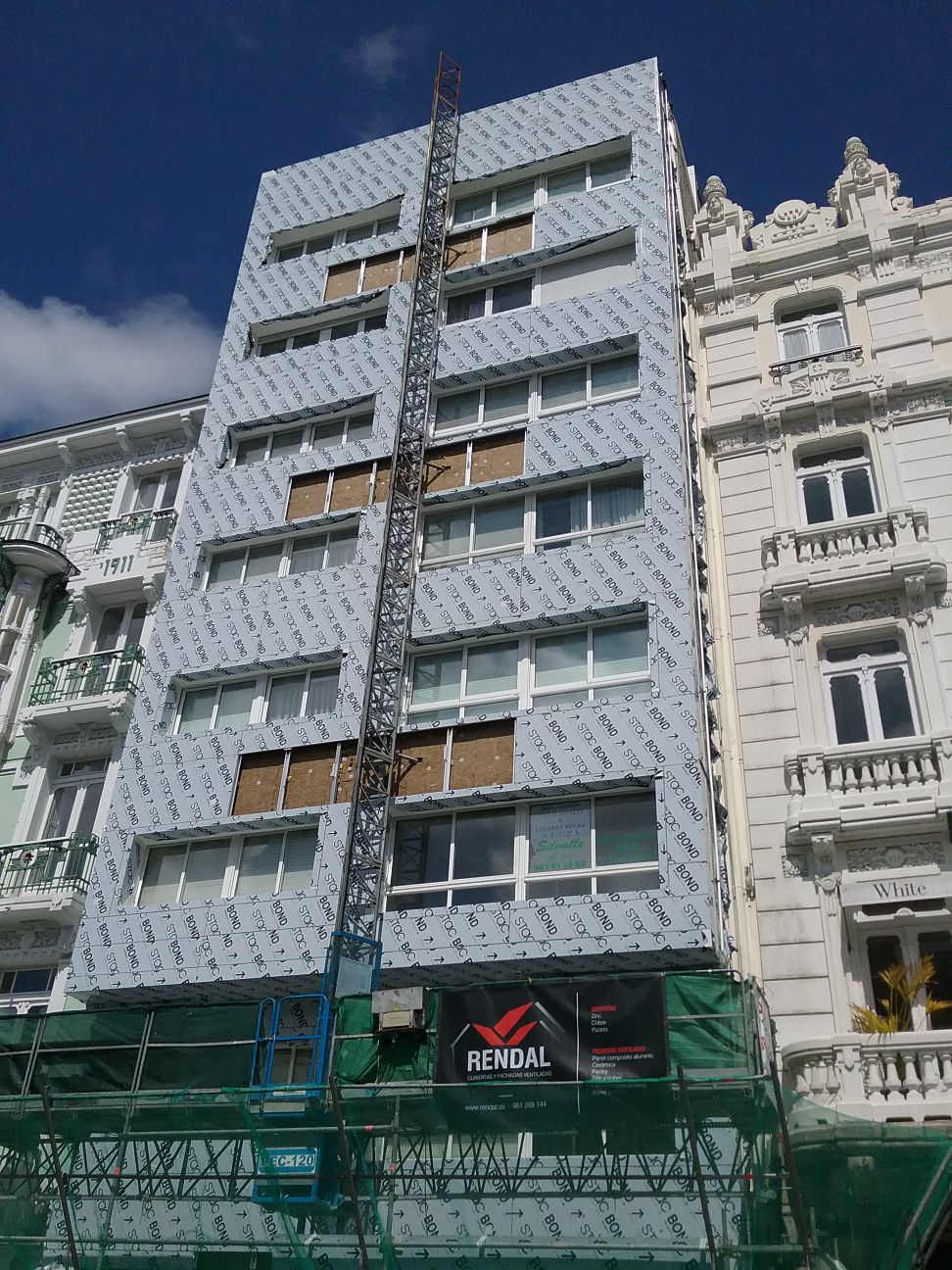 Imagen fachada ventilada con panel composite LEMA STACBOND en edificio de Coruña
