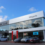 Imagen de los concesionarios Mercedes y Toyota del Grupo Louzao en Vilagarcía con fachadas LEMA STACBOND