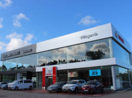 Imagen de los concesionarios Mercedes y Toyota del Grupo Louzao en Vilagarcía con fachadas LEMA STACBOND