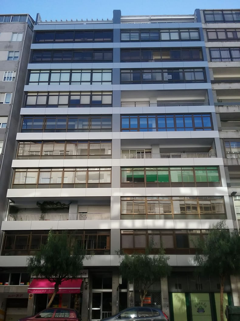 Imagen de la rehabilitación de fachadas en dos colores LEMA STACBOND