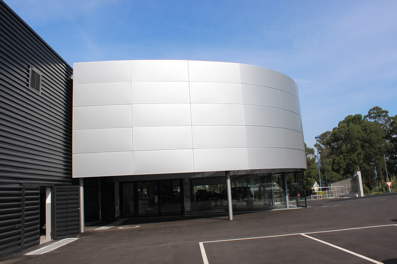 Imagen del nuevo concesionario Porsche de Vigo estrenó sus nuevas instalaciones con fachadas LEMA