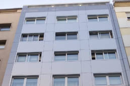 Imagen de las fachadas del edificio en Santiago con Fachadas ligeras