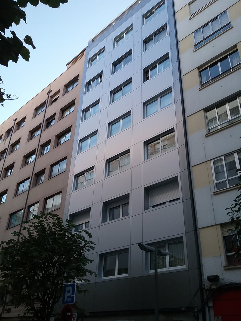 Imagen de las fachadas del edificio en Santiago con Fachadas ligeras - LEMA STACBOND