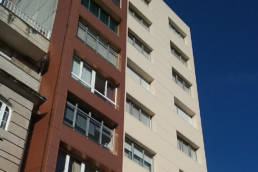 Rehabilitación de fachada de este edificio en Marín con dos colores LEMA STACBOND