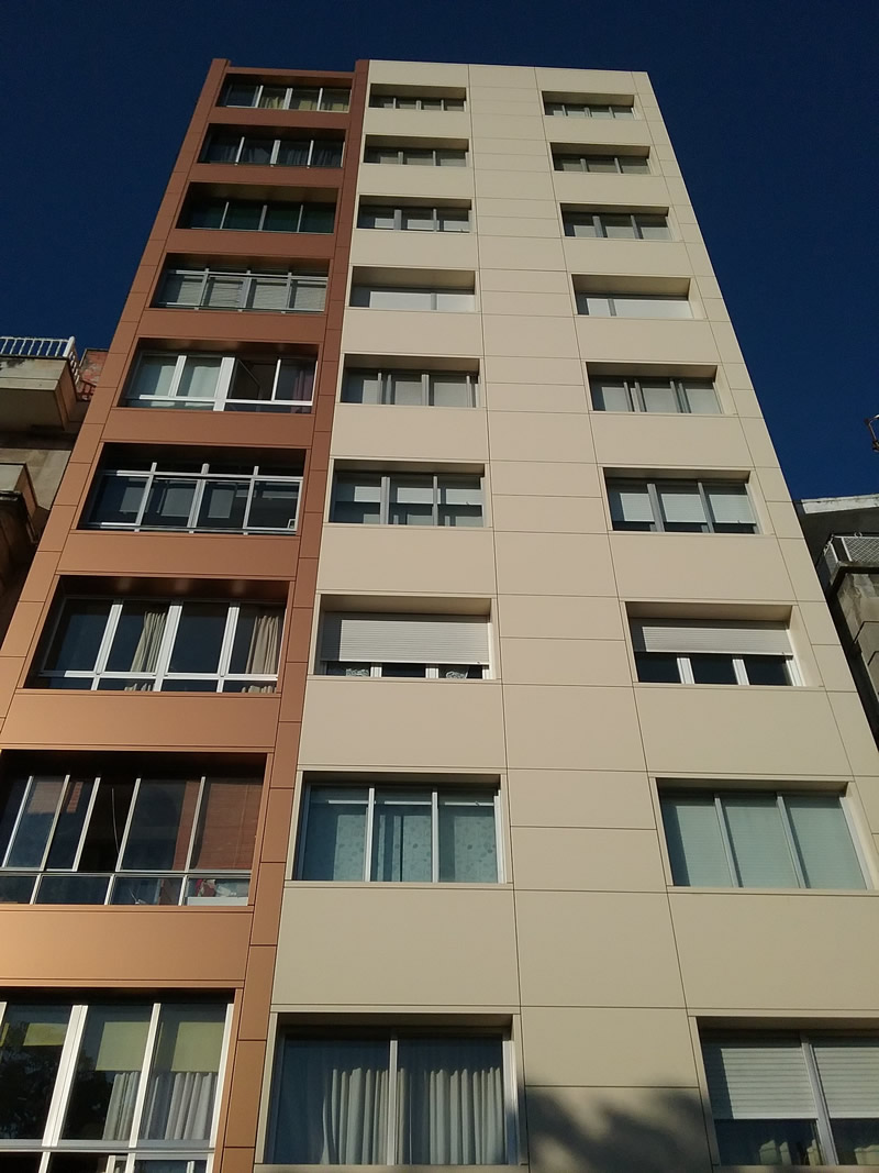 Rehabilitación de fachada en Marín con dos colores LEMA STACBOND