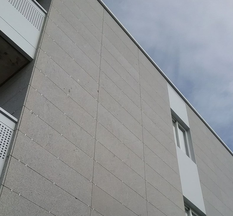 Imagen tercera de soluciones completas LEMA STACBOND para fachadas y balcones en Tui 