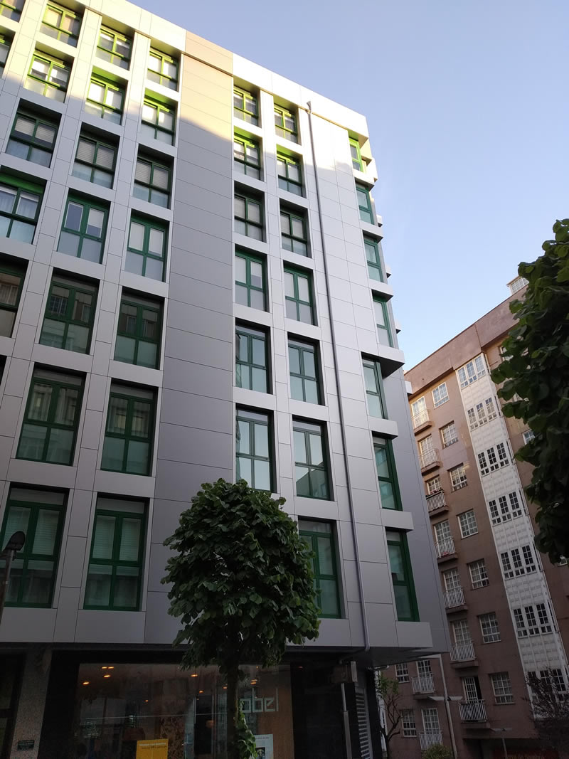Imagen de detalle de la rehabilitación del edificio en Rúa da Rosa en Santiago