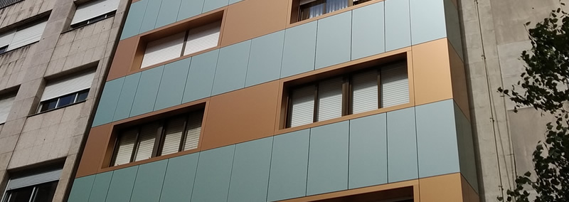 Imagen de detalle de la obra de rehabilitación de fachada, envolvente arquitectónica, en Paseo de Colón 20 en Pontevedra con soluciones completas LEMA STACBOND
