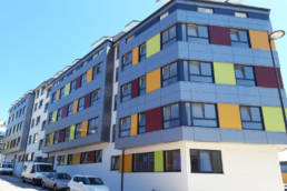 Imagen de revestimiento de fachadas con amplia gama de colores en A Coruña