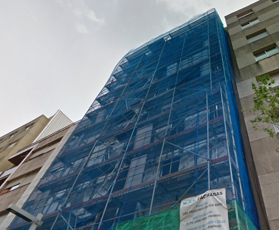 Imagen durante la obra de rehabilitación de fachada en Paseo de Colón 20 en Pontevedra con soluciones completas LEMA STACBOND