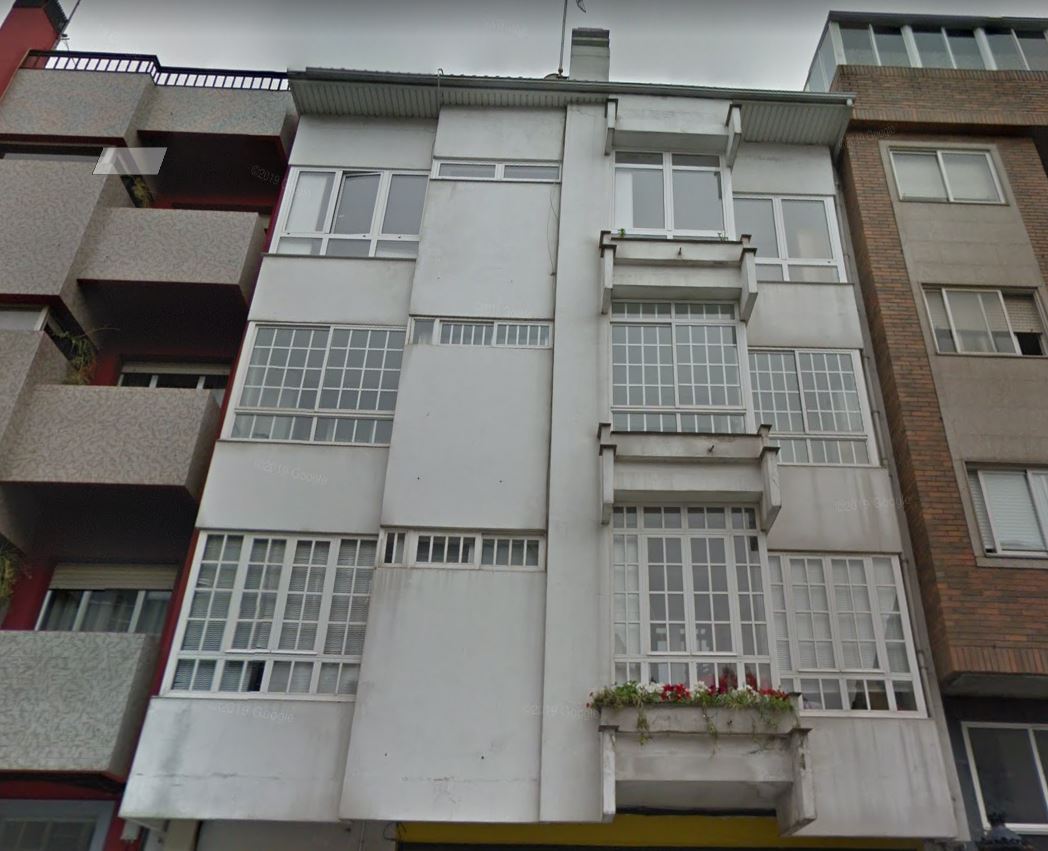 Imagen antes de la rehabilitación de esta fachada ventilada en Lalín, con las soluciones LEMA STACBOND