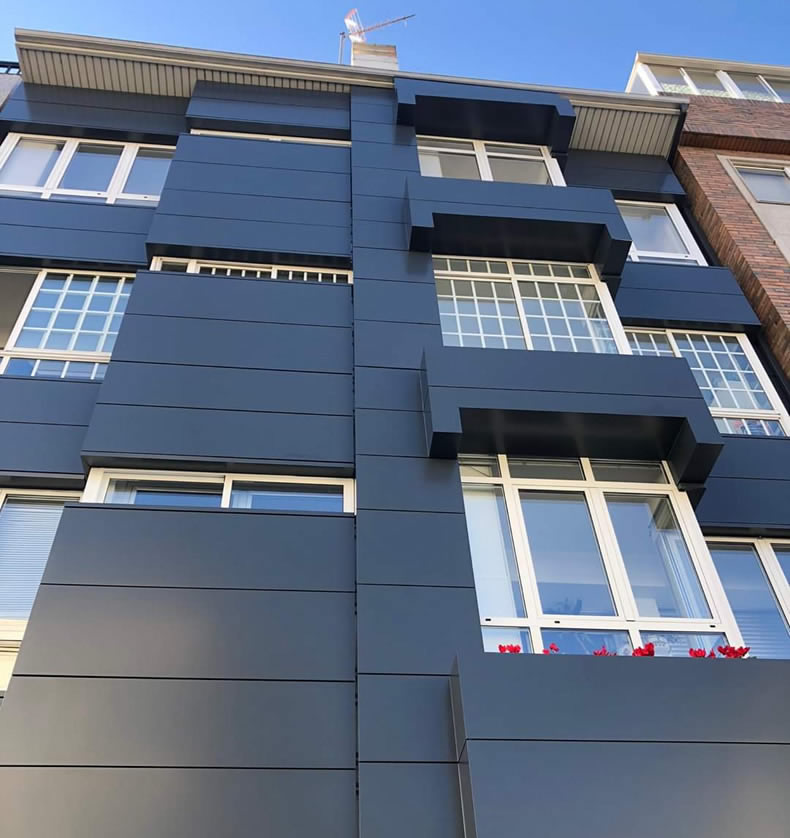 Imagen tomada tras la rehabilitación de esta fachada ventilada en Lalín con las soluciones LEMA STACBOND