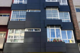Imagen principal tras la rehabilitación de esta fachada ventilada en Lalín con las soluciones LEMA STACBOND