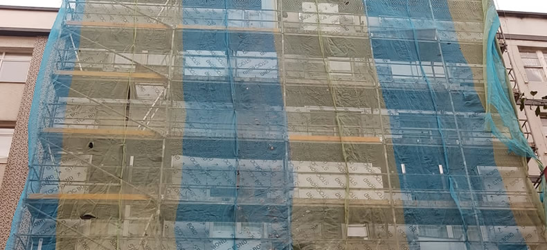Imagen principal durante la obra sobre la rehabilitación de fachadas con composite en A Coruña