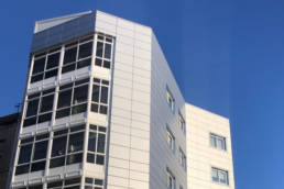 Imagen general de las fachada ventilada con múltiples esquinas en Vigo