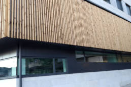 Imagen principal fachada combinación composite y madera oficinas del Ayuntamiento de Pontevedra