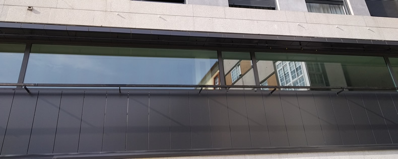 Imagen de detalle fachada combinación composite y madera oficinas del Ayuntamiento de Pontevedra