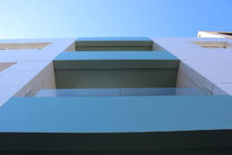 Imagen detalle de fachada ventilada y balcones en Sanxenxo