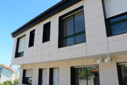 Imagen principal de fachada con placa cerámica CERAM 20 en Moltalvo, Sanxenxo