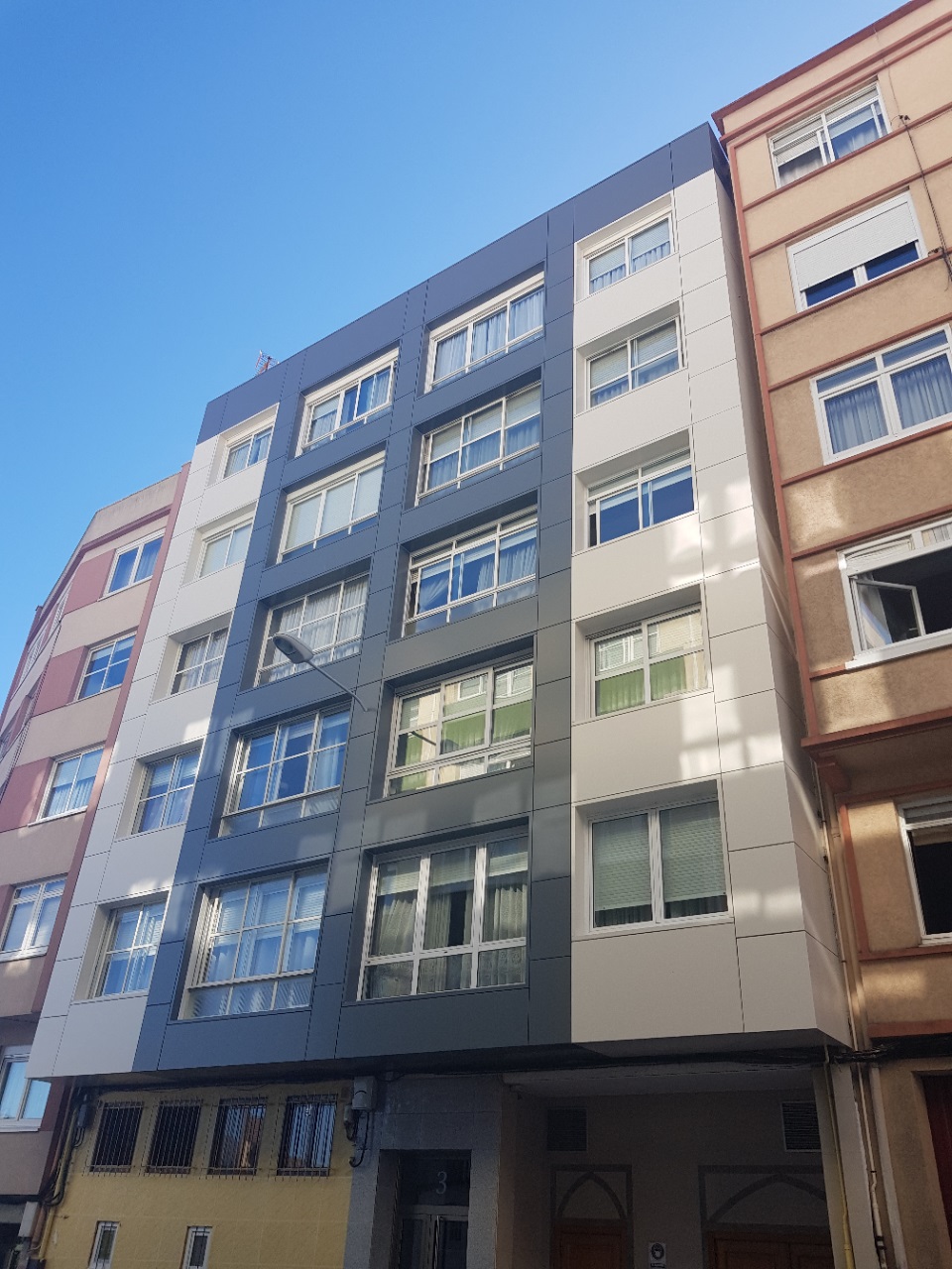 Imagen completa de la noticia Edificio de cinco plantas en A Coruña rehabilitado con fachada ventilada en composite