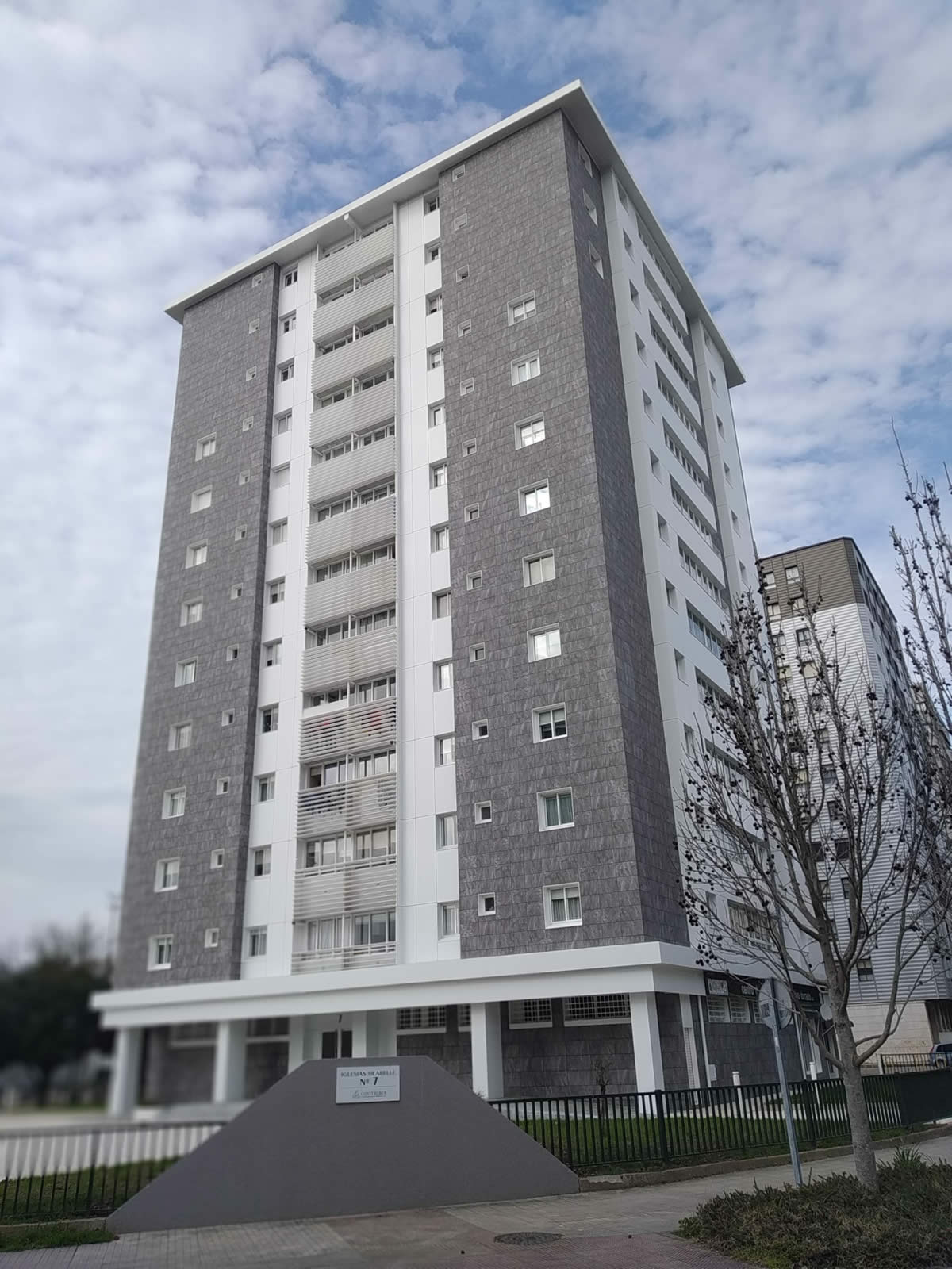 Imagen principal vertical de la torre de viviendas con composite y cerámico en Pontevedra