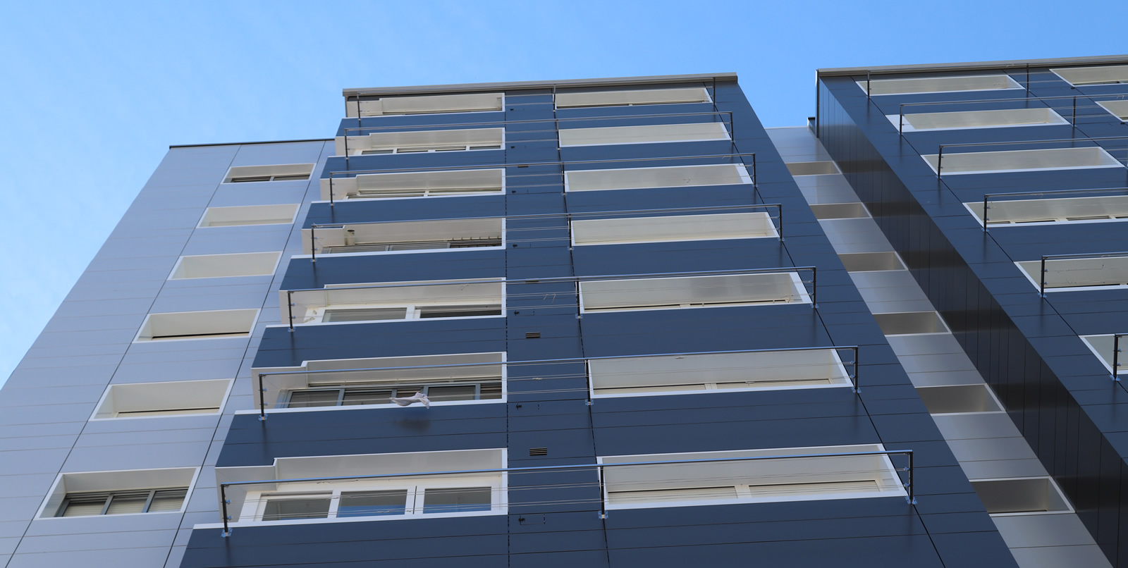 Imagen principal del edificio en Pontevedra por la cara en la que están situados los balcones de las viviendas 