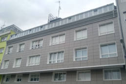 Imagen principal de Sistema CERAM 20 con el que se instala esta fachada ventilada en Lugo