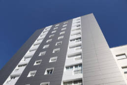 Imagen detalle de fachada Emblemática torre de viviendas en Pontevedra rehabilitada con fachadas LEMA STACBOND