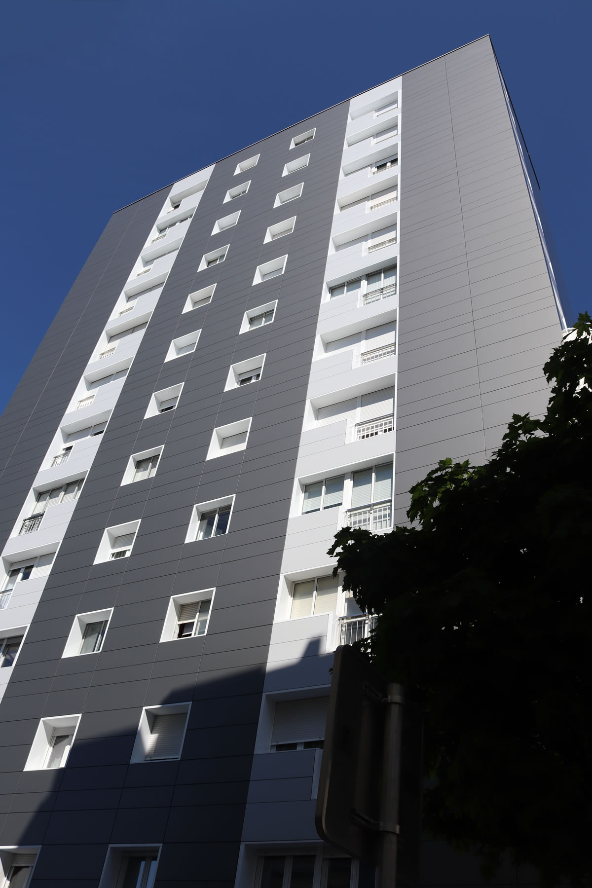 Imagen principal de la noticia Emblemática torre de viviendas en Pontevedra rehabilitada con fachadas LEMA STACBOND