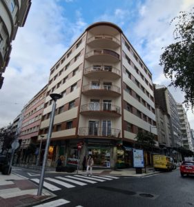 Imagen detalle Edificio en esquina en Santiago de Compostela con fachadas ventiladas LEMA STACBOND