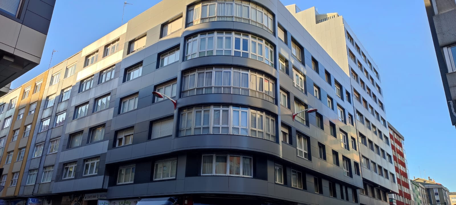 Imagen principal del edificio rehabilitado en A Coruña