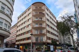 Edificio en esquina en Santiago de Compostela con fachadas ventiladas