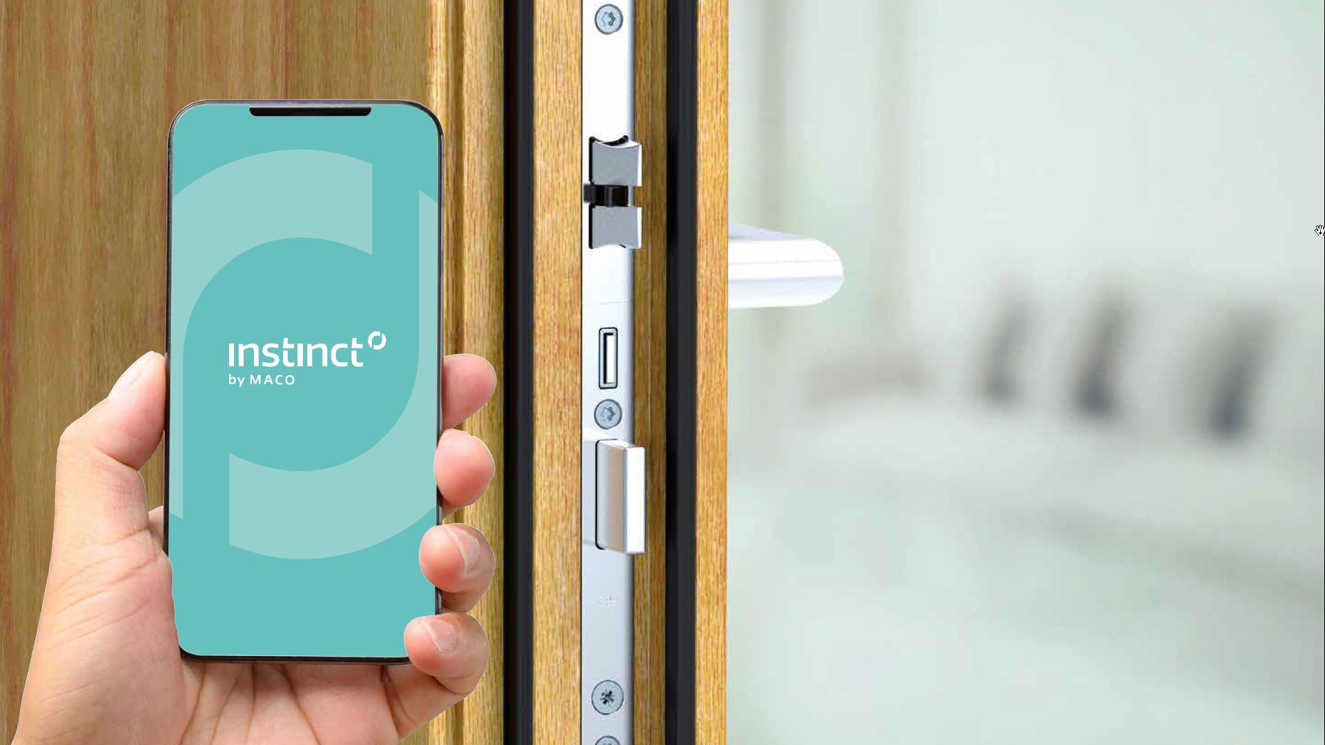 Imagen de smartphone con app Instinct abriendo puerta
