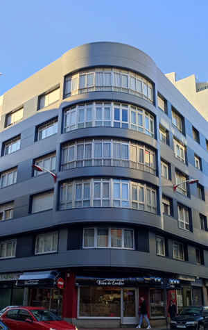 Imagen vertical del edificio rehabilitado en A Coruña