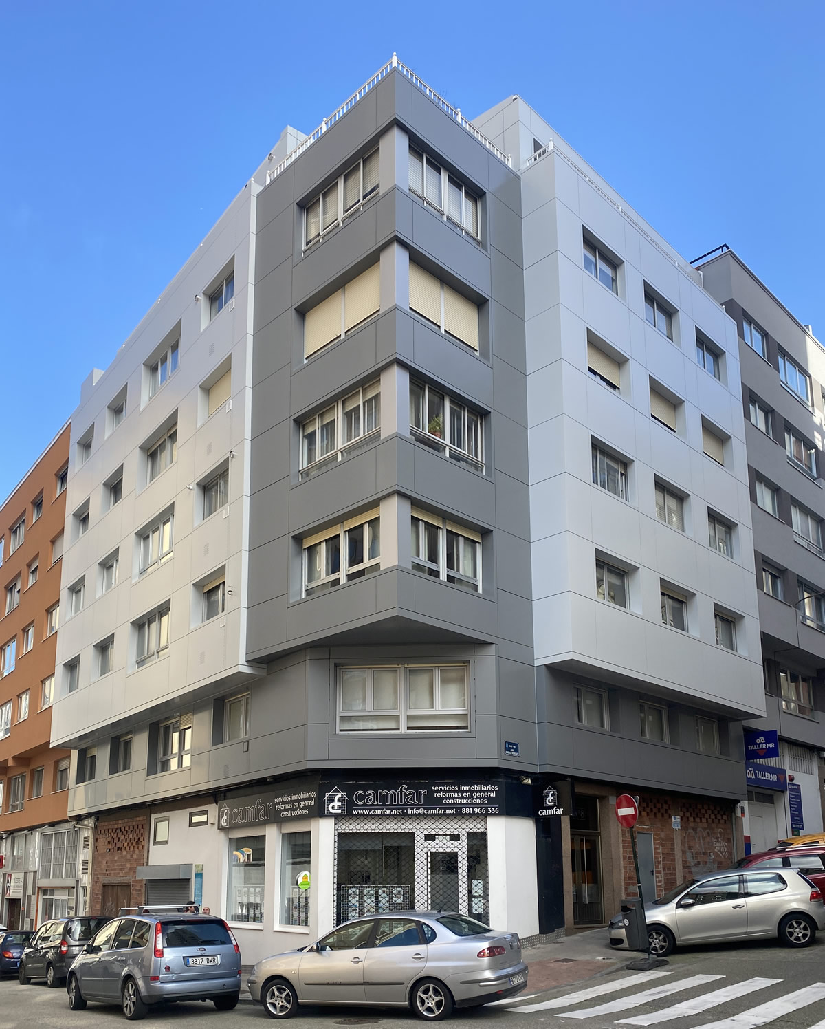 Imagen vertical de la obra de reforma de edificio de viviendas en A Coruña