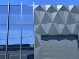 Imagen principal de Nave industrial con fachada ventilada con volumen