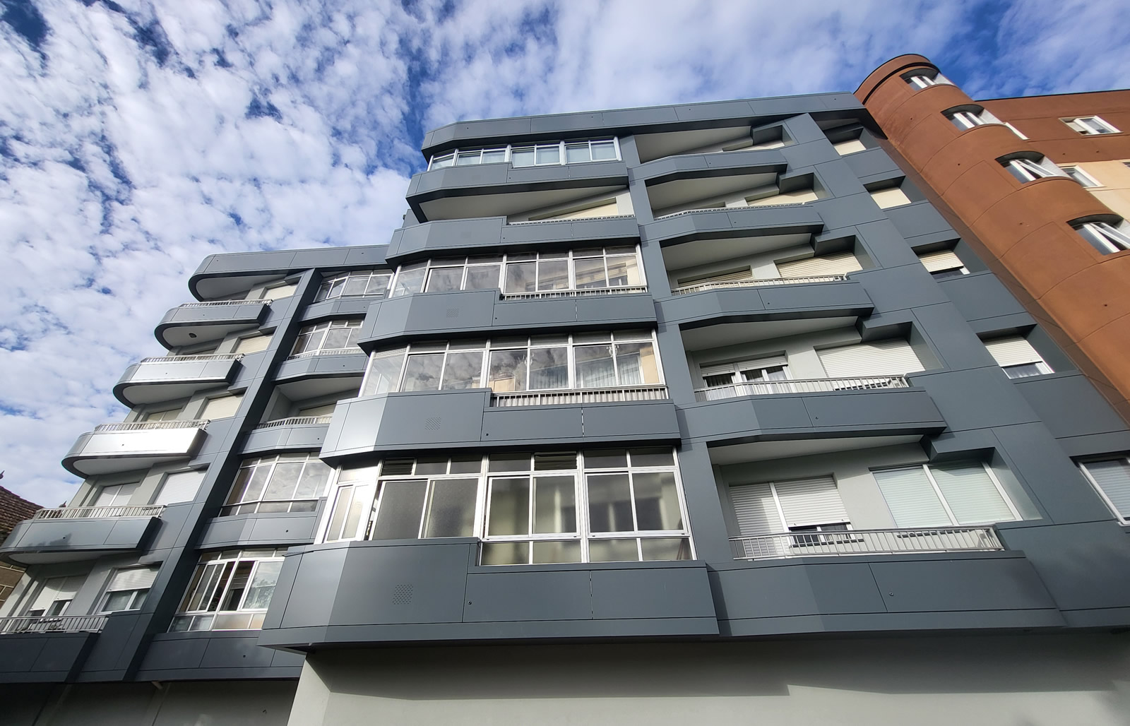 Imagen principal de Nuevas fachadas ventiladas para este edificio de viviendas en Vigo Sujeción de fachada ventilada